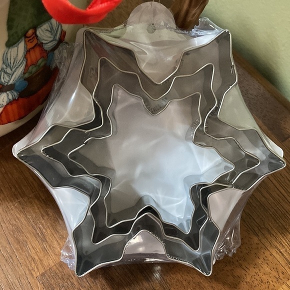 NWT! GNOME W/ TOADSTOOL HOUSE 2 QT. CERAMIC MIXING BOWL & 3 SNOWFLAKE CUTTERS - Picture 12 of 12